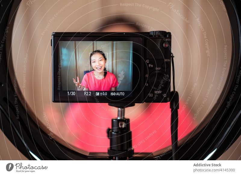 Frau nimmt Videoblog mit Kamera auf Blogger vlog Aufzeichnen Fotokamera Ring Lampe Licht Schönheit jung asiatisch ethnisch Filmmaterial modern Lifestyle online