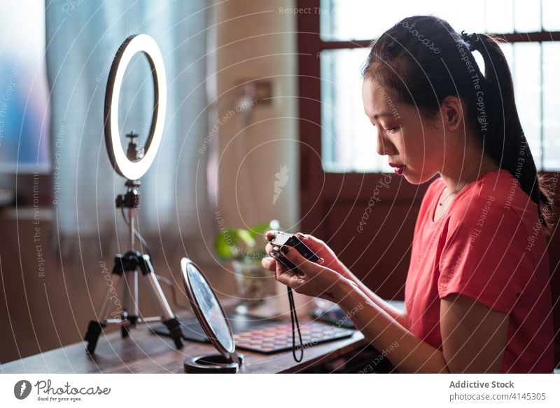 Beauty-Bloggerin prüft Video vor der Kamera vlog Frau Fotokamera Schönheit prüfen untersuchen Aufzeichnen schießen Ring Lampe Licht jung asiatisch ethnisch