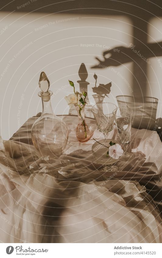 Elegante Tischdekoration mit Glaswaren und duftenden weißen Blumen Dekoration & Verzierung Vase Karaffen elegant filigran Zusammensetzung Schatten Hand Design