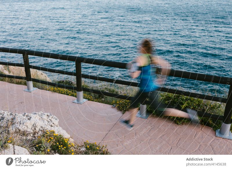 Sportliche Frau läuft schnell die Strandpromenade entlang laufen Morgen Training MEER Läufer Geschwindigkeit sportlich Sportlerin Spazierweg Sportkleidung