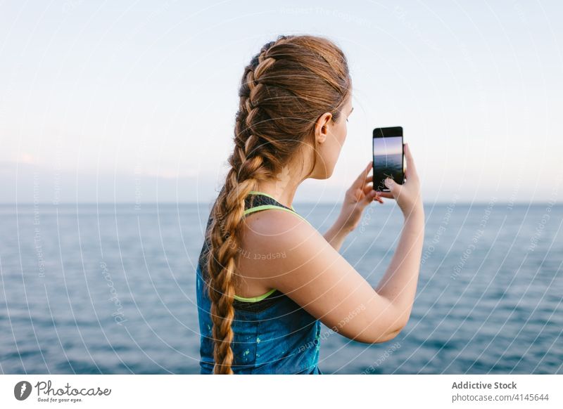 Frau fotografiert das Meer fotografieren MEER Smartphone erstaunlich Meereslandschaft benutzend Gedächtnis Urlaub Foto reisen Mobile Gerät Feiertag Apparatur