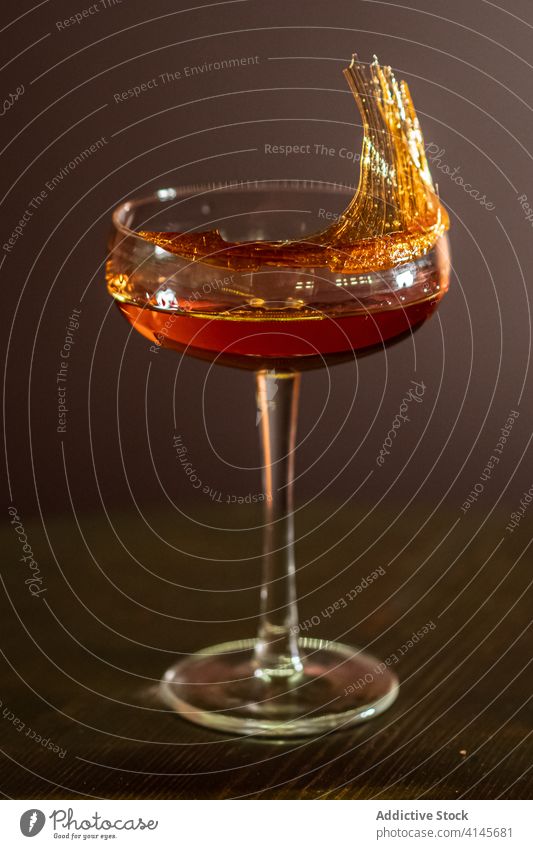Glas alkoholisches Getränk in einer Bar Cocktail Alkohol Tisch Zucker gesponnen Dekoration & Verzierung trinken liquide Schnaps hölzern glänzend feiern