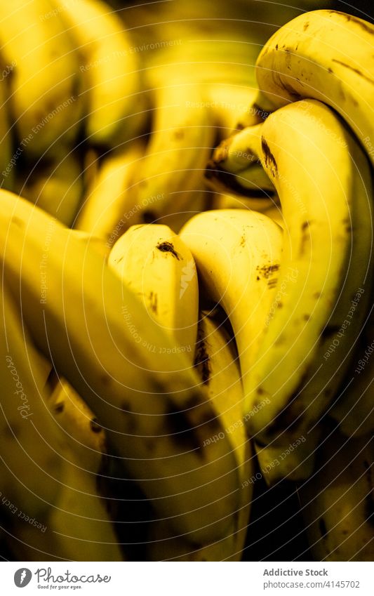 Reife Bananen auf dem lokalen Markt Haufen frisch Frucht reif Basar Lebensmittelgeschäft Verkaufswagen Einzelhandel Abfertigungsschalter organisch lecker