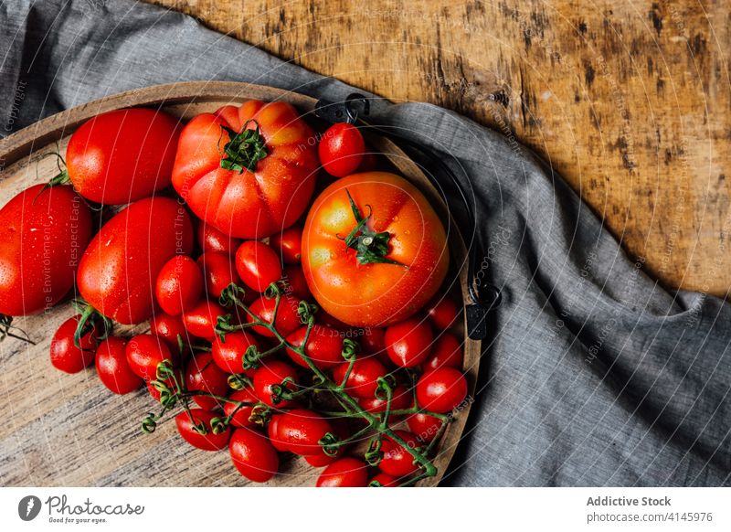 Frische rote Tomaten auf dem Tisch frisch reif sortiert verschiedene mischen natürlich Lebensmittel Gemüse rustikal Kirsche organisch Gesundheit Ernährung
