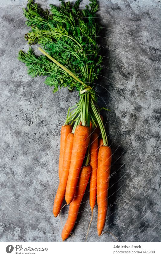Bündel frischer Karotten auf dem Tisch Möhre Haufen natürlich organisch Vitamin Gemüse Gesundheit reif roh Bestandteil Lebensmittel Ernährung Diät Vegetarier