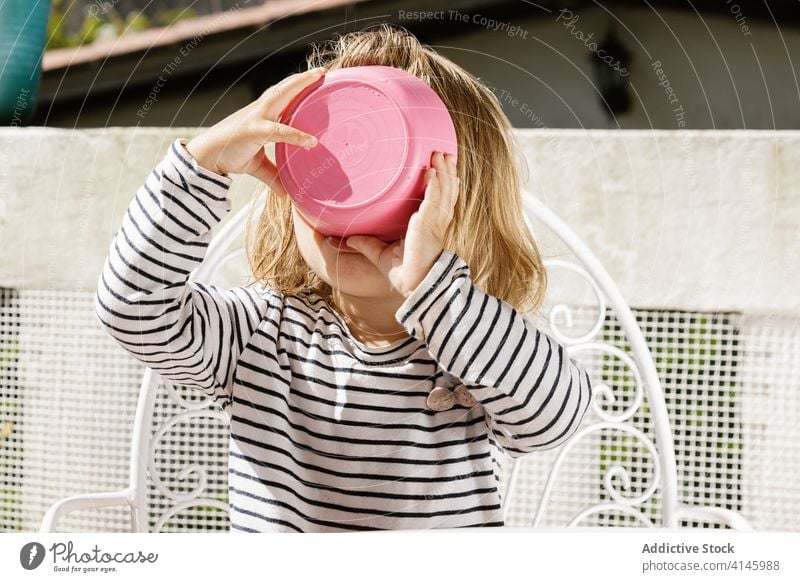 Niedliches Kind isst Suppe aus einer Schüssel essen geschmackvoll Sommer Schalen & Schüsseln Terrasse bezaubernd sonnig Stuhl Hinterhof wenig