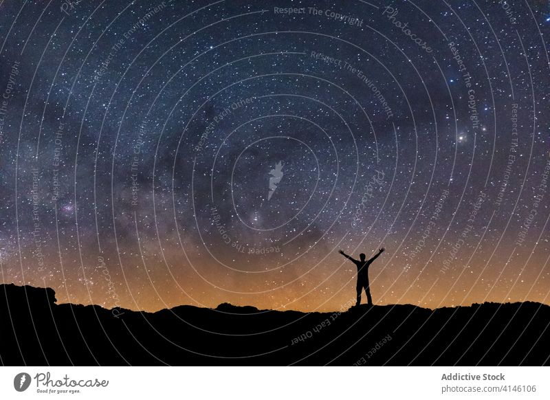 Silhouette eines Mannes mit der Milchstraße im Hintergrund sternenklar milchig Weg Himmel Weltall kosmisch dunkel Rücken Sieg Schmuckkörbchen Galaxie Astronomie