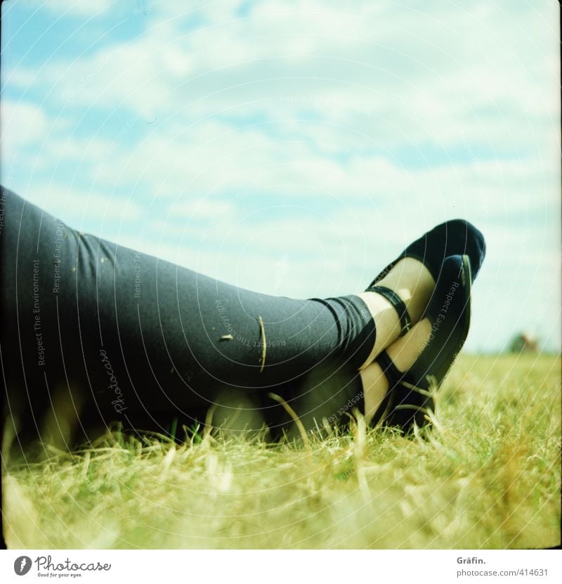 Einfach mal relaxen Mensch feminin Junge Frau Jugendliche Beine Fuß 1 30-45 Jahre Erwachsene Himmel Wolken Park Wiese liegen blau grün schwarz Gelassenheit