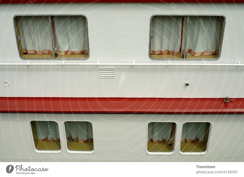 Auch das Flusskreuzfahrtschiff macht Pause Schiff Schifffahrt Stillstand Fenster Vorhänge geschlossen nichts geht mehr Außenaufnahme Menschenleer