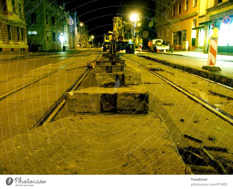 Technische Wartung #3 Langzeitbelichtung Gleise Straßenbahn Nacht Ampel Arbeit & Erwerbstätigkeit Nachtarbeit Cottbus Maschine Warnkegel Beton Straßenarbeiter