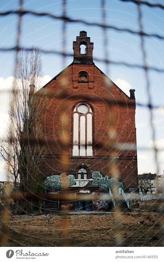 Schutzmaßnahmen Kapelle Zaun eingezäunt lost places Gebäude Gefängnis Architektur Farbfoto Menschenleer Bauwerk alt Verfall Haus Tag Vergänglichkeit