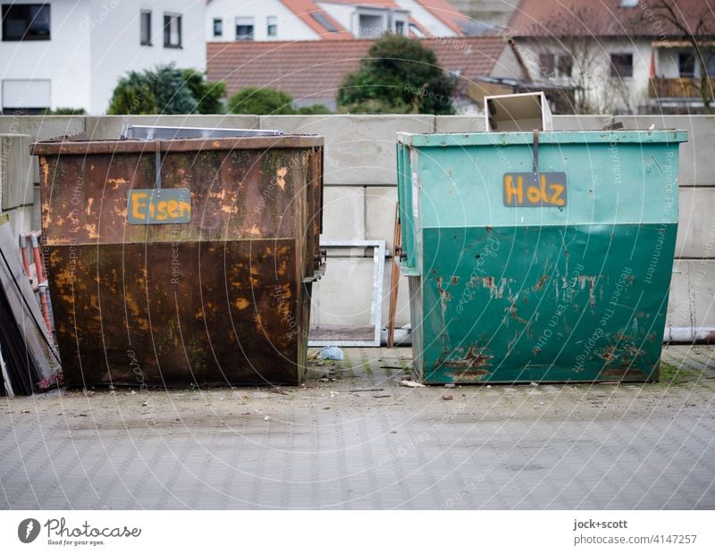 Alles für die Tonne aus Eisen und Holz Sperrmüll Abfall Abnutzung Handschrift Franken Kleinstadt Hinweisschild Beschriftung Bauhof Container Müll Umwelt