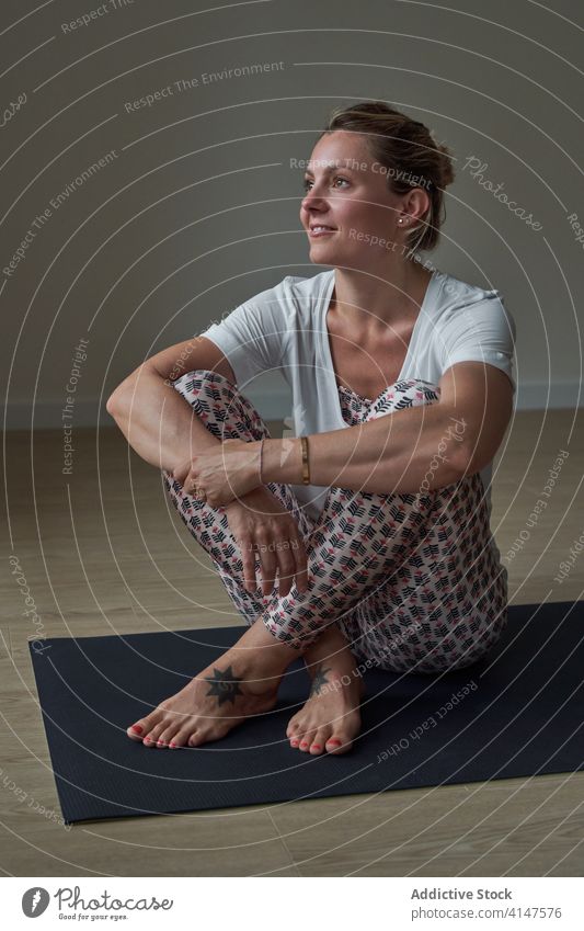 Lächelnde Sportlerin ruht sich nach Yogastunde aus Frau neu erstellen Training ruhen Unterlage Glück Atelier Gesundheit Wellness Körper jung Sportbekleidung