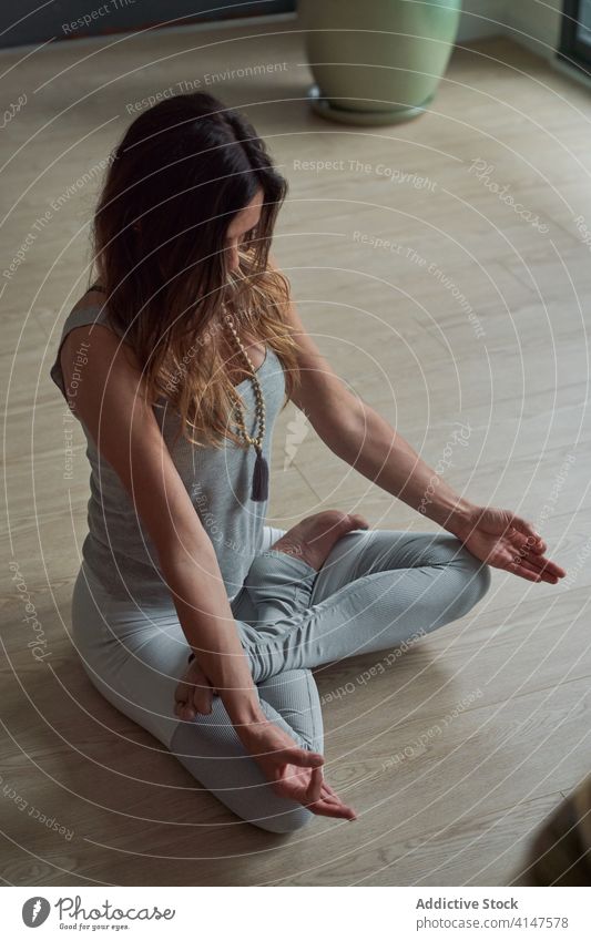 Ruhige Yogalehrerin, die gemeinsam Pranayama übt Frau üben Klasse Lotus-Pose meditieren Meditation Wellness Asana Gesundheit Sportbekleidung beweglich