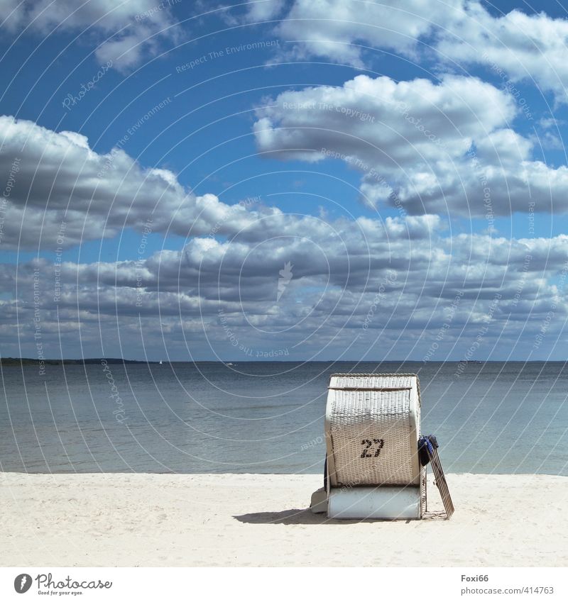 allein am Strand Erholung ruhig Ferien & Urlaub & Reisen Sommer Landschaft Wasser Himmel Wolken Seeufer Strandkorb Sand Holz Kunststoff authentisch schön blau