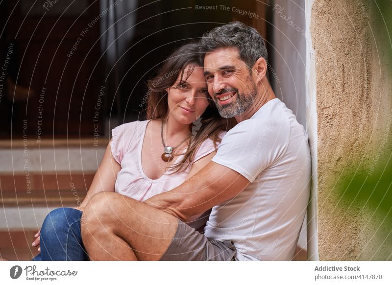 Zärtliches Paar, das sich in der Stadt umarmt genießen Zusammensein schlendern Umarmung sich[Akk] entspannen Partnerschaft Lächeln Angebot Lebensmitte Ehemann
