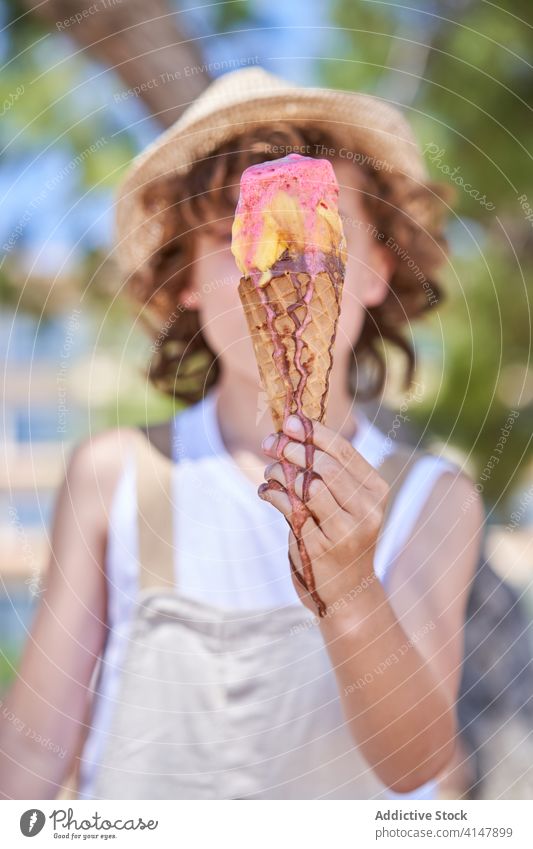 Begeisterter Junge mit leckerer Eistorte zerlaufen Vergnügen Speiseeis froh Wochenende Urlaub Sommerzeit Dessert Natur Leckerbissen Kind essen Lebensmittel