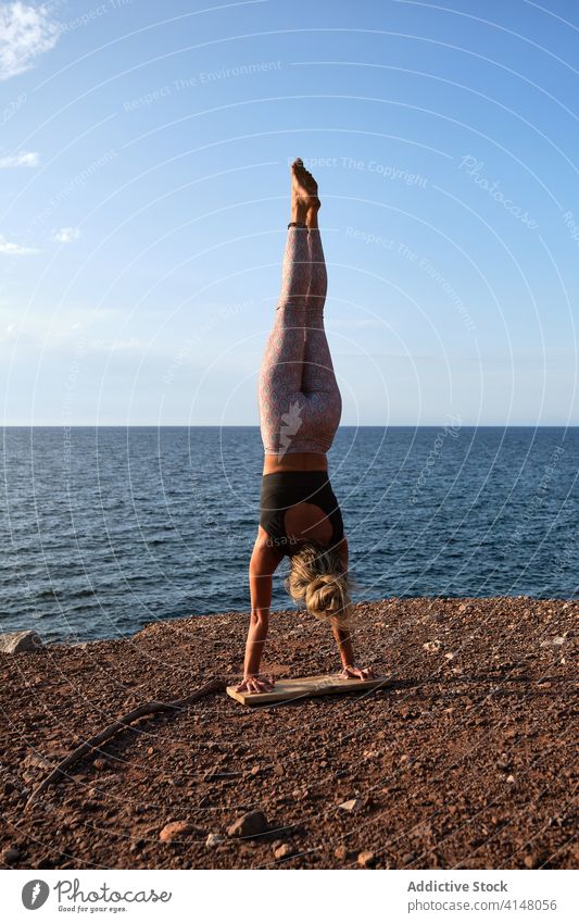 Frau in Strumpfhose übt Handstand-Yoga mit Blick auf das Meer natürlich MEER vertikal sich[Akk] entspannen Pose Invers Fitness Sport Stärke Gesundheit Mädchen