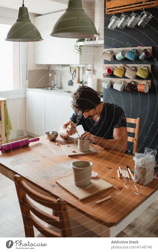 Mann Keramiker schafft Tasse Ton Kunstgewerbler kreieren Herstellerin Fähigkeit Kunsthandwerker Werkstatt männlich Handwerk professionell Hobby kreativ Arbeit
