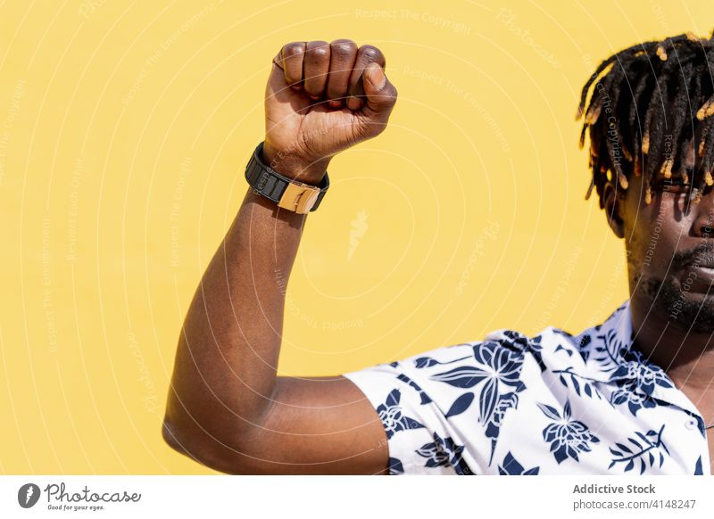 hübscher junger schwarzer Mann mit erhobener Faust Person Afrikanisch rechts Freiheit Aktivist Leben Angelegenheit menschlich protestieren Arme kämpfen
