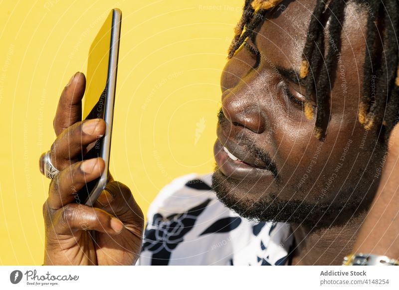 Nahaufnahme eines schwarzen Mannes, der eine Sprachnachricht aufnimmt Mitteilung Nachricht Telefon Stimme Porträt männlich Person Technik & Technologie Gespräch