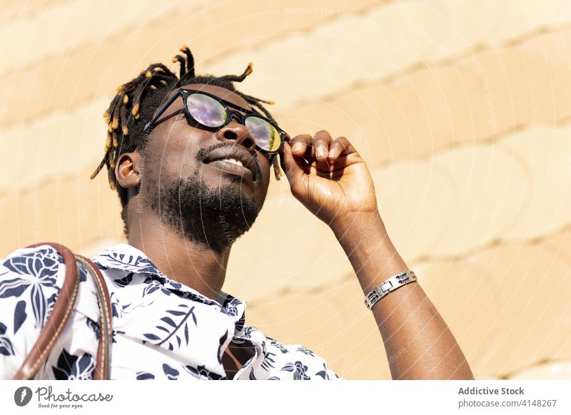 stilvoller junger schwarzer Mann mit Sonnenbrille Schutz stylisch Afrikanisch männlich Person Model Lebensstile cool Typ gutaussehend Blick selbstbewusst