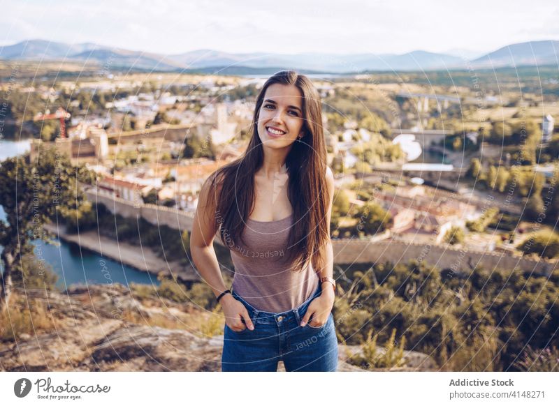 Lächelnde Frau vor dem Hintergrund einer Stadtlandschaft Stadtbild Stil alt Großstadt Hügel sonnig Gebäude Urlaub Buitrago del Lozoya Madrid Spanien heiter