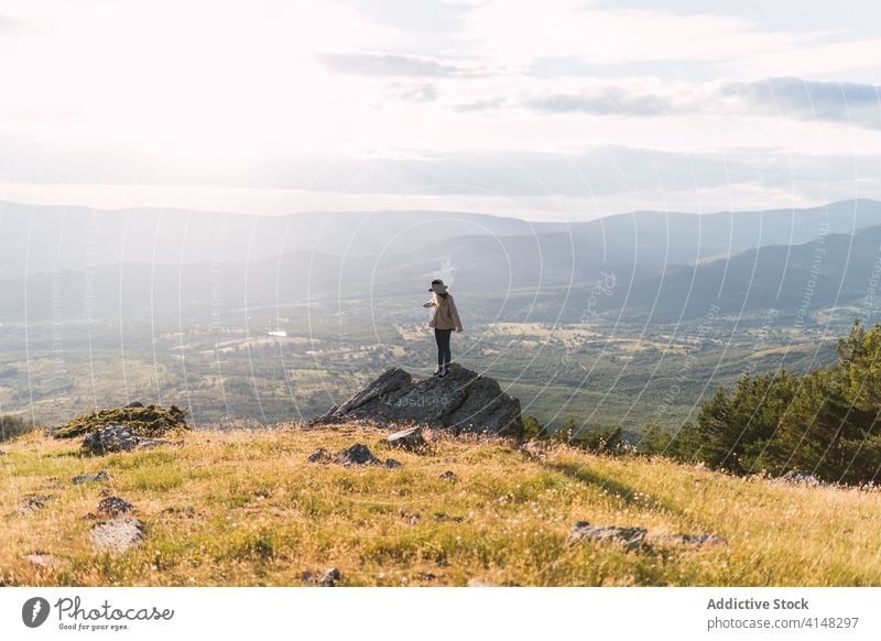 Unerkennbare Touristin auf dem Felsen in den Bergen Frau Berge u. Gebirge Landschaft Reisender Tal bewundern Hochland Urlaub sonnig Hügel Zusammensein Natur