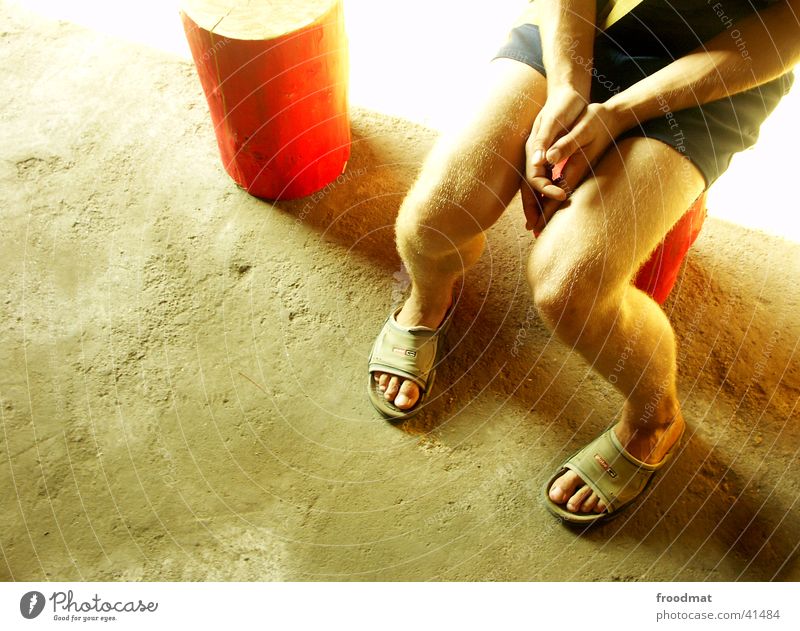 Kunstscheune im Nirgendwo #3 Hand Sommer Holz Strahlung Verkehr Beine Bodenbelag Fuß Schuhe orange hell Überlicht