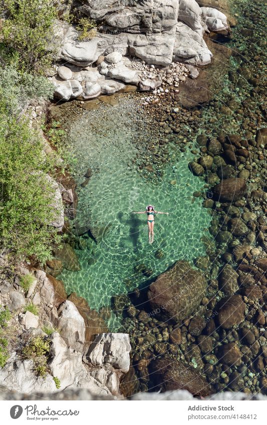 Frau schwimmt in sauberem Wasser schwimmen Resort Sauberkeit Ufer durchsichtig Sommer schlank Badebekleidung Küste ruhen idyllisch Urlaub sich[Akk] entspannen