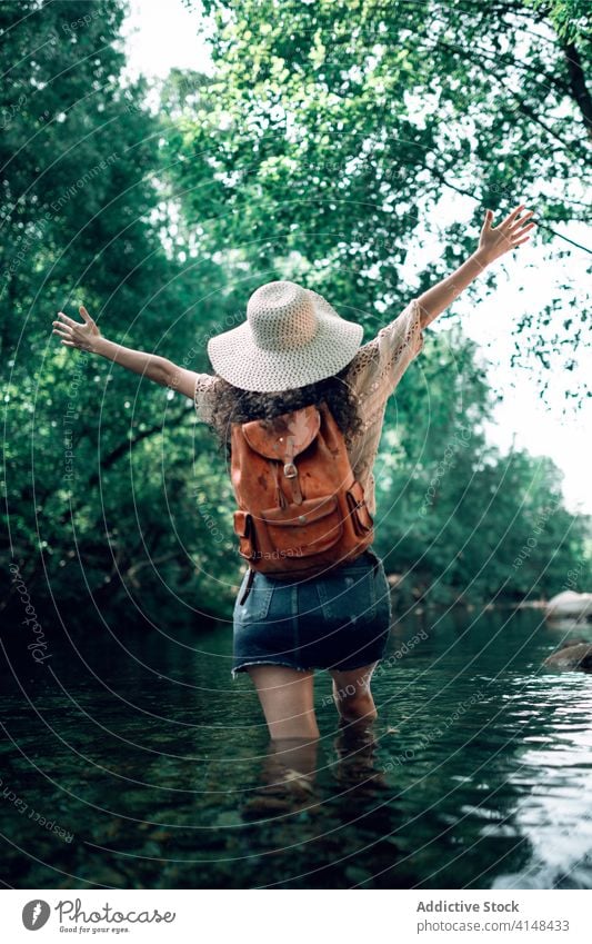 Zufriedene Frau im Fluss im Wald genießen Urlaub Sommer Tourismus heiter Feiertag Wasser sich[Akk] entspannen reisen Glück Hut Reise Abenteuer sorgenfrei Natur