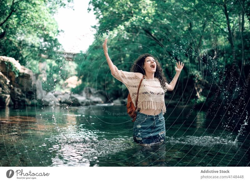 Zufriedene Frau im Fluss im Wald genießen Urlaub Sommer Tourismus heiter Feiertag Wasser sich[Akk] entspannen reisen Glück Reise Lächeln Abenteuer ruhen