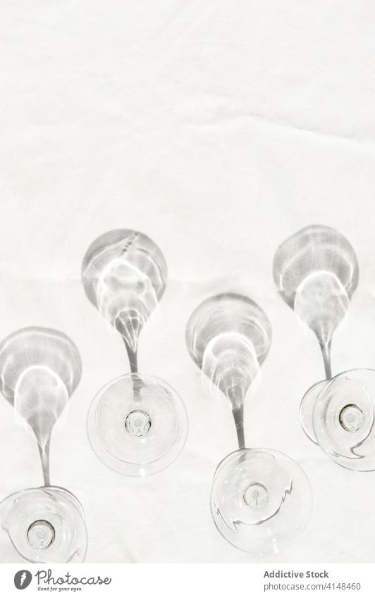 Verschiedene Glaswaren auf weißem Tisch sortiert Flasche glänzend Zusammensetzung frisch Ordnung natürlich lecker Vitamin Weinglas Erfrischung Ernährung
