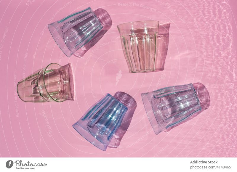 Brillensatz auf rosa Tisch Glas Glaswaren Kulisse sortiert Schatten Atelier Zusammensetzung farbenfroh Kristalle kreativ hell Farbe durchsichtig glänzend