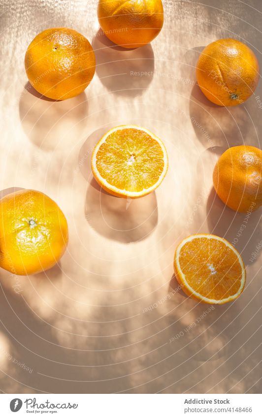 Saftige Orangen auf pastellorangem Tisch im Atelier frisch Frucht reif Vitamin natürlich Hälfte Gesundheit organisch Lebensmittel lecker modern Diät