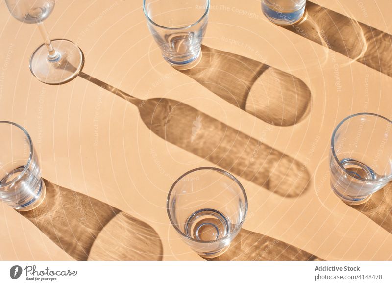 Set von Glaswaren im Sonnenlicht auf dem Tisch Schatten Licht Kulisse verschiedene durchsichtig leer Kristalle anders Kelch Schuss übersichtlich Sauberkeit