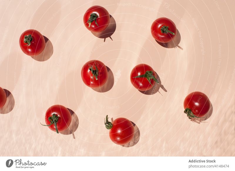 Frische rote Tomaten auf dem Tisch Kirsche reif frisch natürlich organisch Lebensmittel Gemüse Vegetarier Vitamin Bestandteil Gesundheit roh Veganer Ernährung