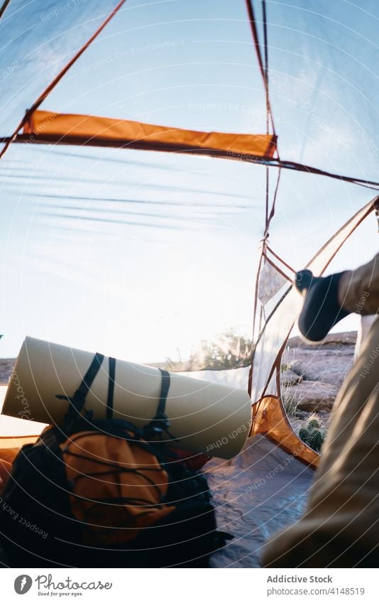 Anonymer Reisender, der im Zelt ruht Wanderer sich[Akk] entspannen Backpacker ruhen reisen Lager Bein Lügen Trekking Natur sonnig Sommer Abenteuer Wanderung