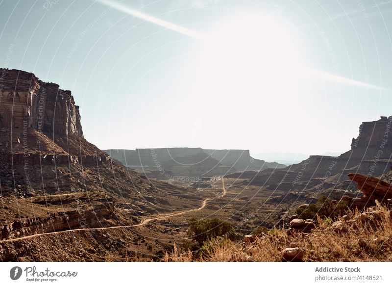 Wunderschöne Kulisse der Schlucht an einem sonnigen Tag Berge u. Gebirge Stein Landschaft Wahrzeichen Canyonlands National Park national rau Utah USA