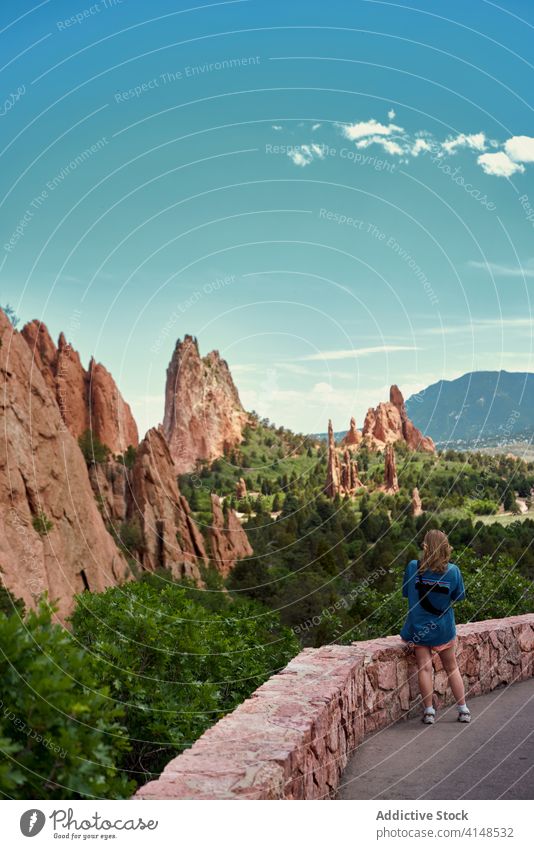 Reisende Frau im Garten der Götter im Urlaub reisen Sommer Wahrzeichen Aussichtspunkt Tourist bewundern berühmt Colorado USA Vereinigte Staaten amerika Natur