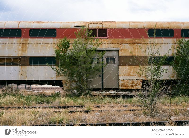 Schäbiger Zug auf verlassenem Bahnhof vergessen Eisenbahn alt Station schäbig Rust Verwesung Verkehr USA Vereinigte Staaten amerika Fassade Metall bedeckt