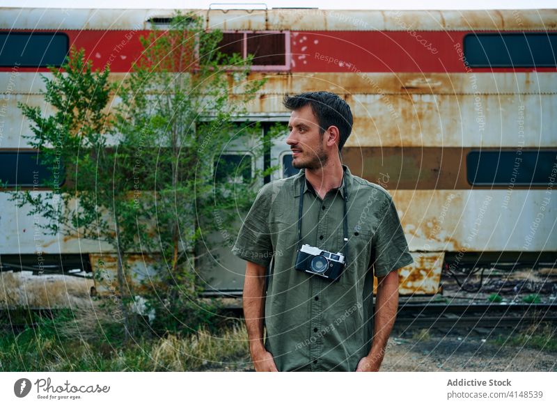 Männlicher Fotograf in der Nähe eines defekten Zuges altehrwürdig Fotoapparat reisen Mann Verlassen Eisenbahn retro männlich USA Vereinigte Staaten amerika
