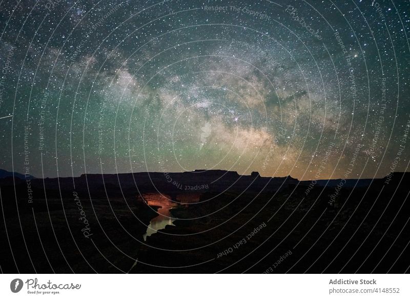 Sternenhimmel über bergigem Terrain Himmel sternenklar Milchstrasse Nacht Fluss Berge u. Gebirge Tal Landschaft Natur spektakulär leuchtend USA Colorado amerika