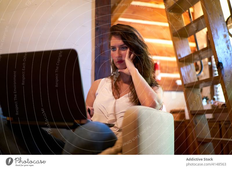 Weibliche Freiberuflerin arbeitet am Laptop verwirren freiberuflich Inbetriebnahme Frau benutzend unverstanden unsicher Projekt selbständig Netbook Surfen Gerät