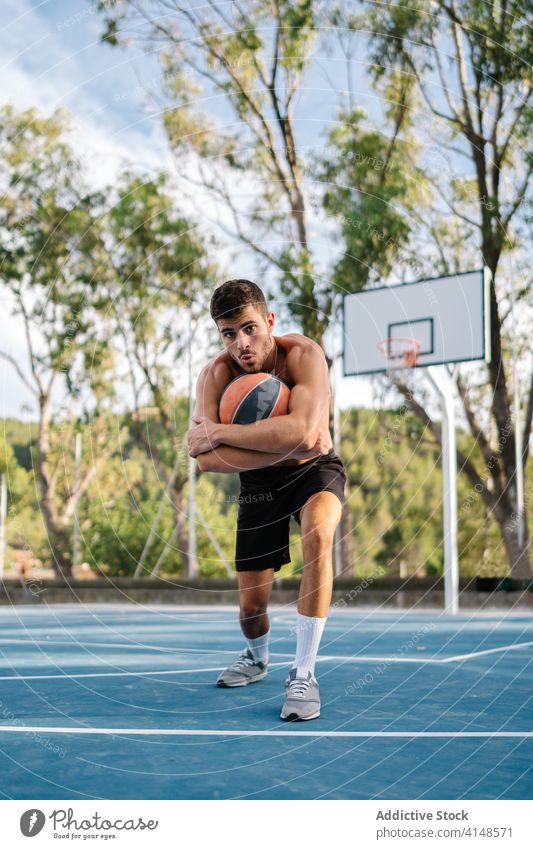 Sportler mit Basketball auf Spielplatz Spieler Training Ball Mann leer sonnig Sommer männlich Athlet Aktivität Sportbekleidung Gesundheit spielen Übung üben