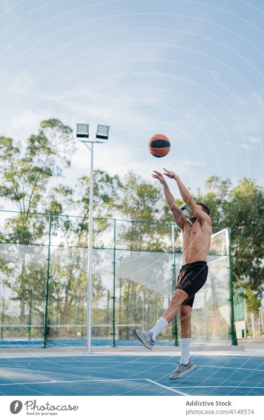 Männlicher Basketballspieler trainiert auf dem Spielplatz Spieler spielen Mann allein Sportler Sommer Training männlich Energie Gesundheit sportlich muskulös