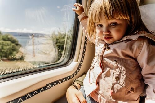 Mutter und Tochter im Zug reisen Fenster Kind Zusammensein Coronavirus Mundschutz behüten Passagier Sitz wenig Mädchen Reise Seuche medizinisch Windstille