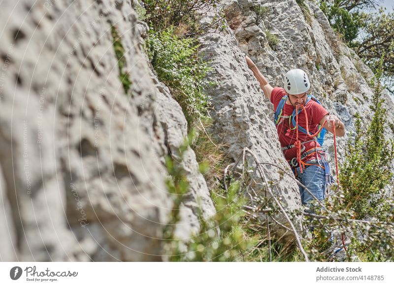 Männlicher Alpinist am Seil auf einem Felsen Aufstieg Bergsteiger Mann extrem Risiko Sicherheit Alpinismus männlich Abenteuer Gerät steil Sommer Urlaub Natur