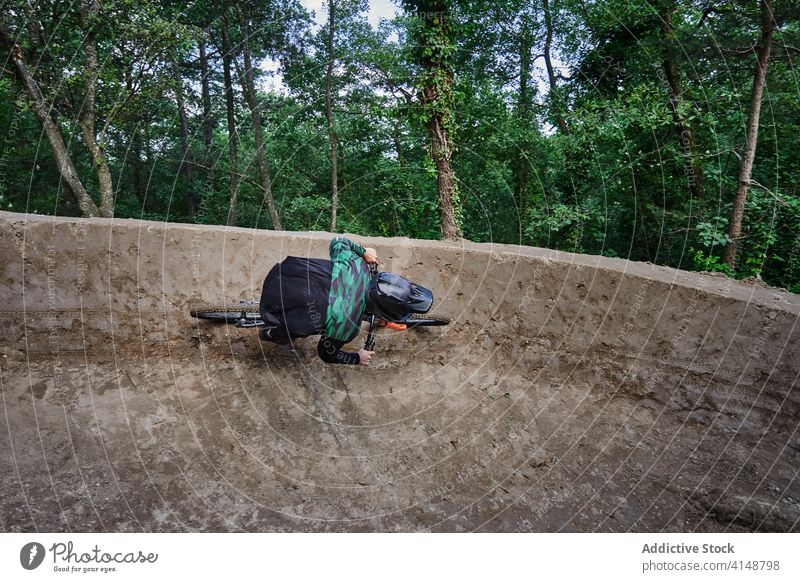 Radfahrer auf dem Fahrrad im Wald bergab Trick Mann extrem Stunt Mitfahrgelegenheit Risiko männlich Schutzhelm enduro ausführen professionell Wälder Waldgebiet