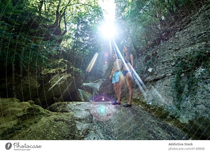 Reisendes Paar in der Nähe von See im Wald reisen sich[Akk] entspannen Zusammensein Badebekleidung Feiertag Sommer Teich Natur Gelassenheit Urlaub Sonnenlicht